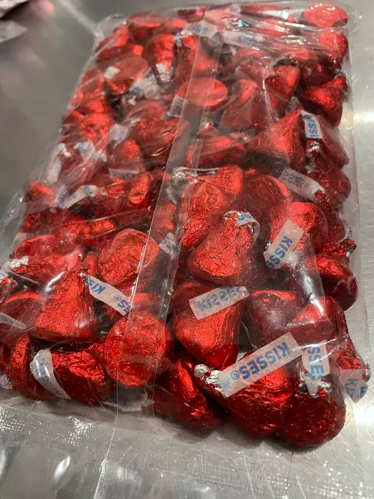 HERSHEY'S KISSE Colors Red